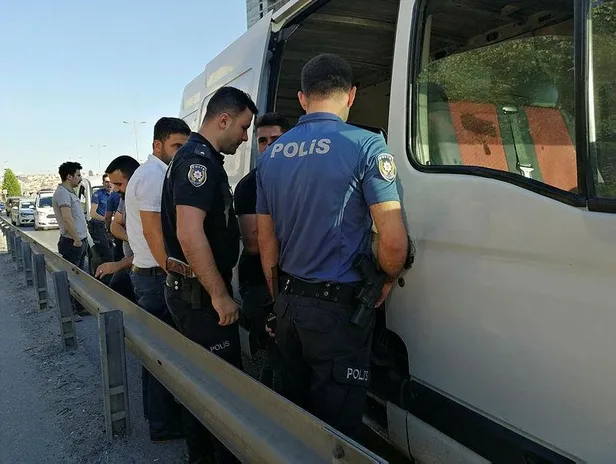 TEM Otoyolu üzerinde terk edilen minibüsten kaçak göçmenler çıktı-3