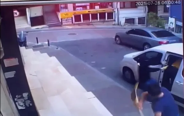 mecidiyekoyde-akil-almaz-anlar-supurgeyle-hirsizlari-kovalayip-kacirdi-1659015099456.jpg Mecidiyeköy’de akıl almaz anlar: Hırsızları süpürgeyle kovaladı-4