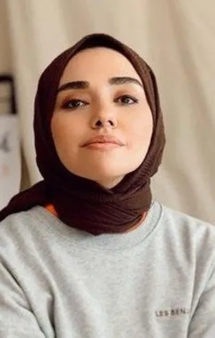 Başörtüsünden dolayı sözlü tacize uğrayan modacı Hülya Aslan’a sanatçılardan destek: Artık yeter!