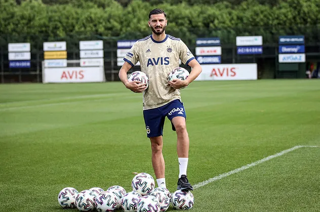 Fenerbahçe'nin forveti Kemal Ademi'den Ibrahimovic'ten sonra Ronaldo açıklaması: Daha yükseğe sıçrarım