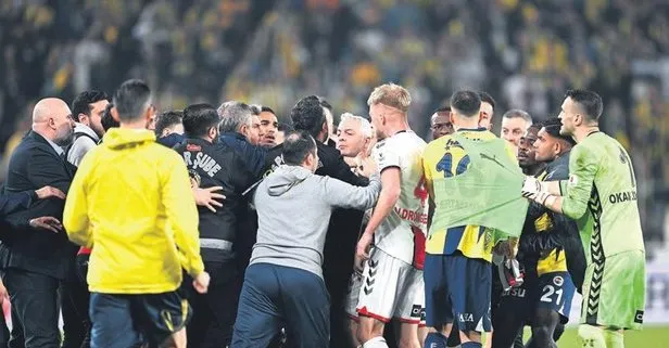 Fenerbahçe-Samsunspor maçının sonunda sahada arbede!