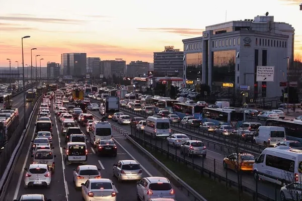 istanbul-trafiginde-son-durum-kisitlama-oncesi-yogunluk-yasaniyor-istanbul-trafik-durumu-1613147320536.jpeg