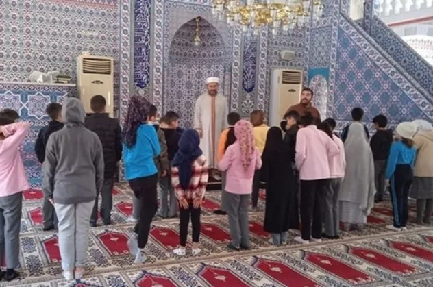 Cumhuriyet gazetesinin İslam düşmanlığına sosyal medyadan tepki! Çocukların camiye götürülmesinden rahatsız oldu