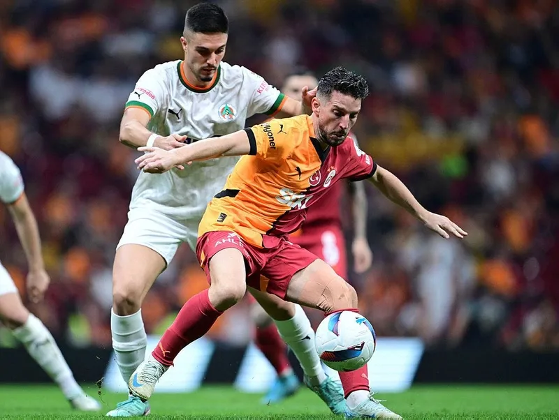 mertensin-pozisyonu-kirmizi-kart-mi-hakem-yorumculari-degerlendirdi-1728286385069.jpeg Dries Mertens, maçı skor katkısı yapamadan tamamladı. (AA)