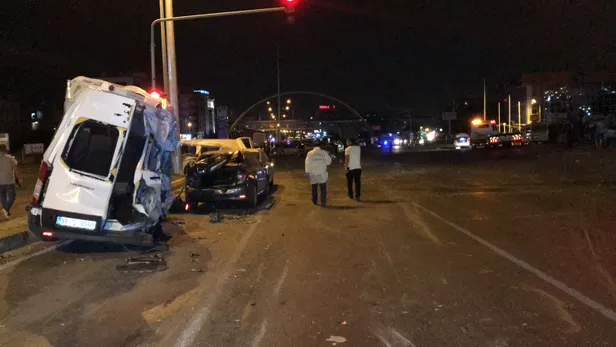 Son dakika: Freni patlayan kamyon, ışıkta bekleyen 11 aracı biçti: 12 yaralı-6