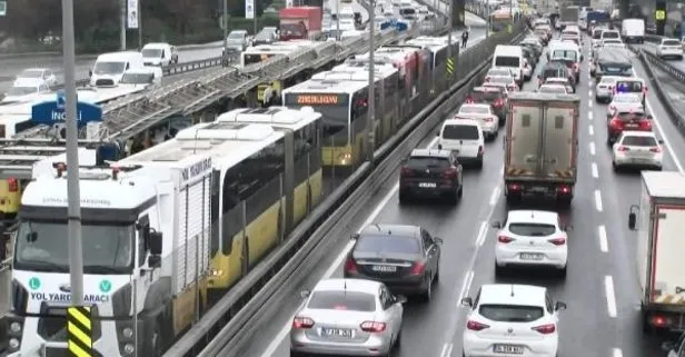 İstanbul’da toplu taşıma çilesi sürüyor! Bakırköy’de arızalanan metrobüs uzun kuyruklara neden oldu