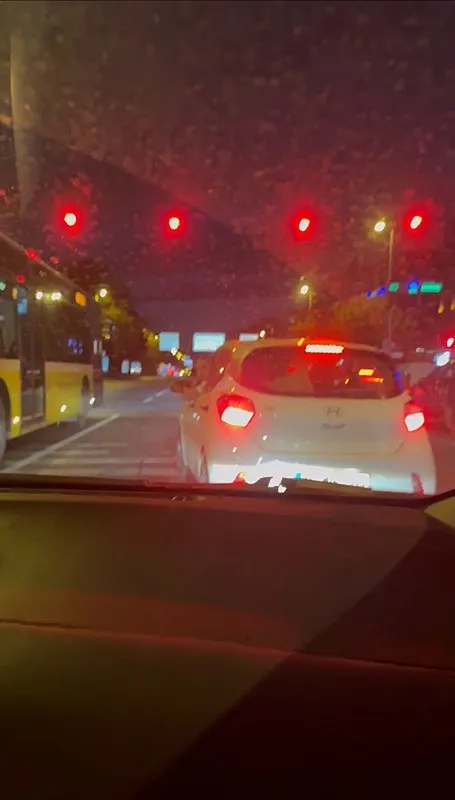 Üsküdar'da yol verme kavgasında maganda dehşeti! Biber gazı sıktığı anlar kamerada (DHA)
