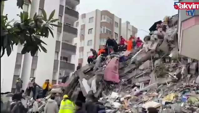 Adana'da depremde yıkılan apartmanın enkazından bir kişi böyle çıkarıldı! İşte o anlar...