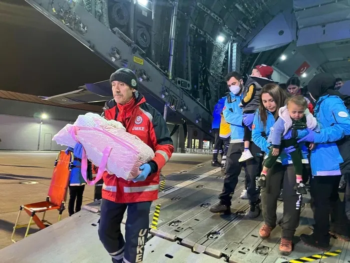 turkiyeden-gazzeye-yardim-eli-saglik-bakani-fahrettin-koca-duyurdu-gazzeli-85-hasta-ve-yarali-misirdan-turkiye-1705005433688.jpeg Türkiye'den Gazze'ye yardım eli! Sağlık Bakanı Fahrettin Koca duyurdu: Gazzeli 85 hasta ve yaralı Mısır’dan Türkiye’ye getirildi-4