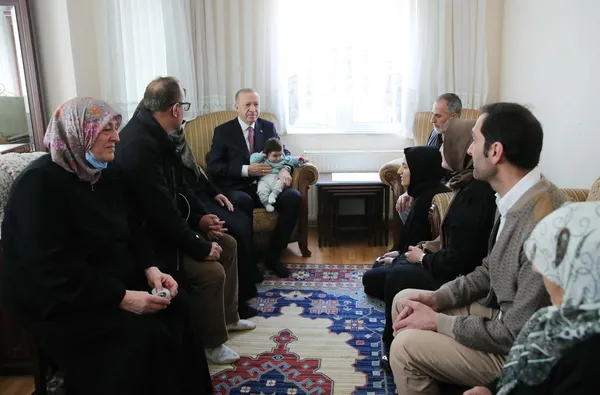 Son dakika: Başkan Erdoğan'dan AK Partili Elif Taşyüz Ümit'in hayatını kaybeden kardeşi Merve Taşyüz Polat için taziye ziyareti-1
