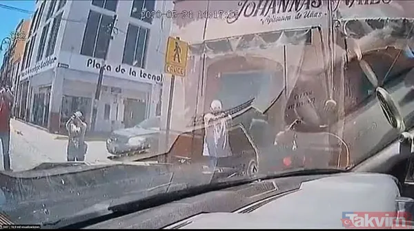 En Az 20 Silah Sesinin Duyulduğu Saldırının Ardından Kadın Ve Erkek Olay Yerinden Yaya Olarak Kaçarken, Araçlarından İnen Kadın Polislerden Birinin Telsizden...