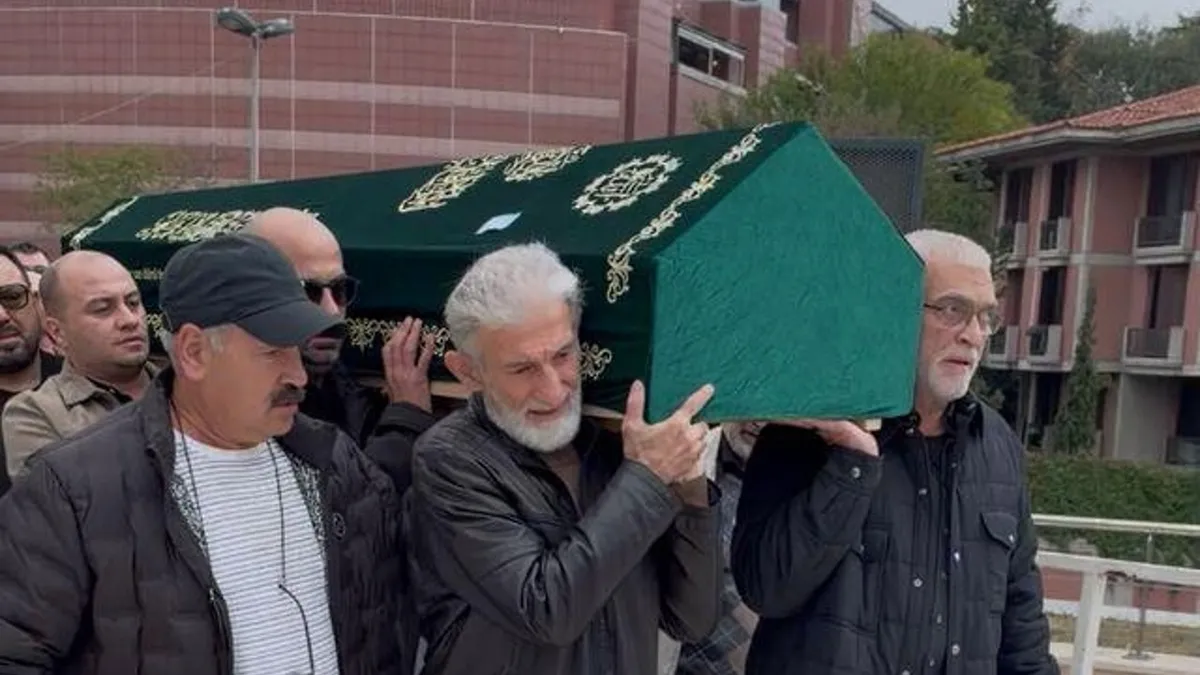 sarkici-nevzat-dogansoy-son-yolculuguna-ugurlandi-1792926502330.jpg Şarkıcı Nevzat Doğansoy son yolculuğuna uğurlanıyor: Cenaze töreninde konuşan acılı ağabeyi gözyaşlarına boğuldu-3