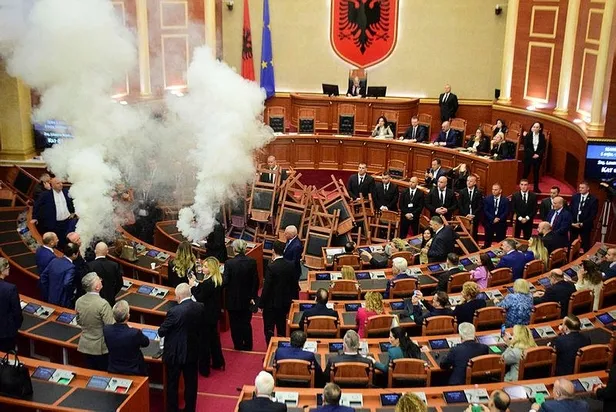 arnavutluk-meclisinde-gerginlik-muhalefet-milletvekiller-sis-bombasi-atti-1699562382097.jpeg