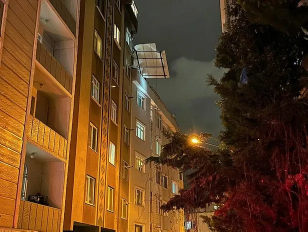 İstanbul'da kuvvetli fırtına hayatı olumsuz etkiliyor: Kartal sahil yolu sular altında kalınca trafiğe kapatıldı-4