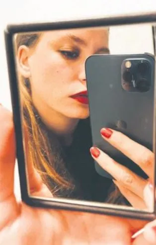 Serenay Sarıkaya'dan ayna pozu