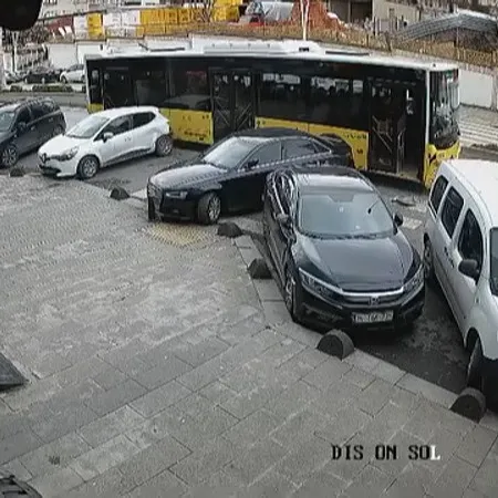 İETT otobüsü park halindeki araçlara çarptı