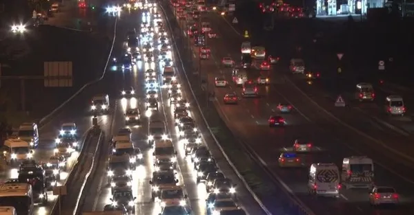 son-dakika-istanbulda-trafik-cilesi-suruyor-haftanin-ilk-gunu-trafik-yuzde-62ye-dayandi-1641794001268.jpeg Son dakika: İstanbul'da trafik çilesi sürüyor! Haftanın ilk günü trafik yüzde 62'ye dayandı-2