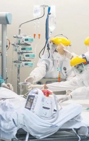 Sakarya'da corona ile savaşan asistanlar aldıkları ek ödemeyi yardımcı personelle paylaştı