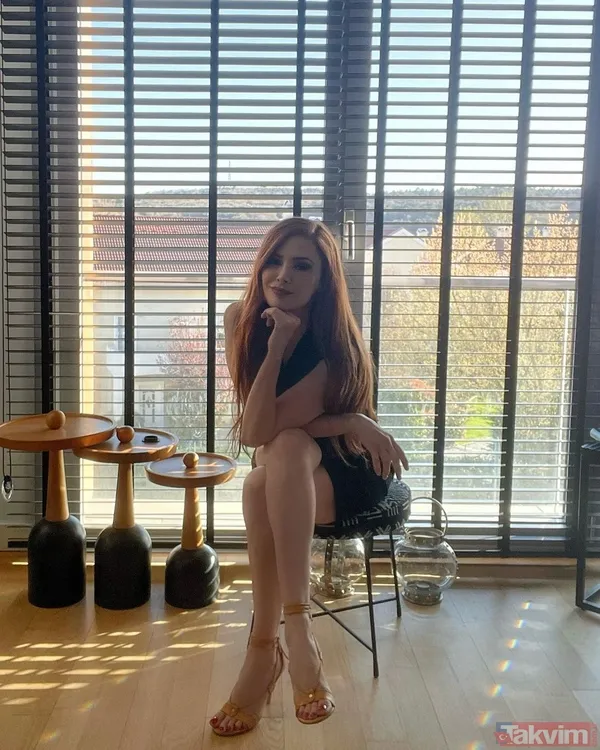 44 yaşındaki Mine Tugay’ın yatak odası halleri olay! Çıplak ayakla yatağın üstüne çıkıp fena coştu! Süper minisini giyen Mine... - 4