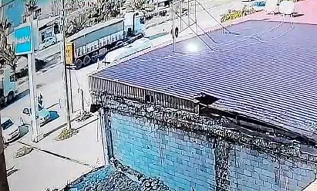 kopege-carpmamak-icin-ani-fren-yapinca-tirlar-carpisti-kaza-kamerada-1674654739219.jpeg Köpeğe çarpmamak için ani fren yapınca tırlar çarpıştı! Kaza kamerada-2