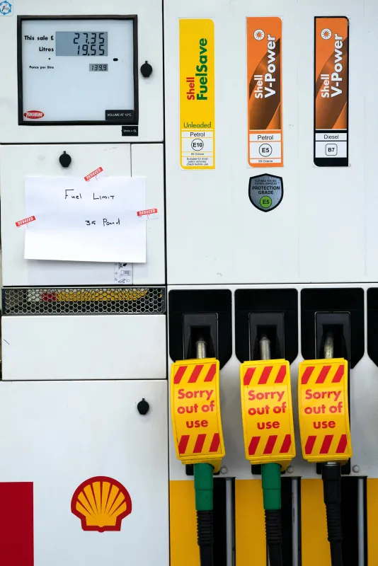 ingiltere-yakit-krizi-bir-kadin-pet-sisedeki-suyu-bosaltti-icine-benzin-koydu-o-anlar-kamerada-1632824848155.jpg İngiltere yakıt krizi | Bir kadın pet şişedeki suyu boşalttı içine benzin koydu! O anlar kamerada-9