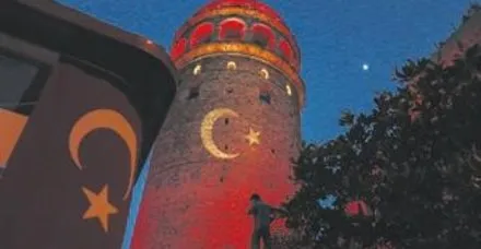 İstanbul’da milli maç heyecanı! Tarihi simgeler kırmızı beyaza büründü