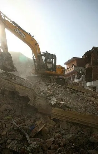 Hindistan'da İslam düşmanlığı: Hazreti Muhammed'e hakareti protesto eden bazı Müslümanların evleri yıkıldı!