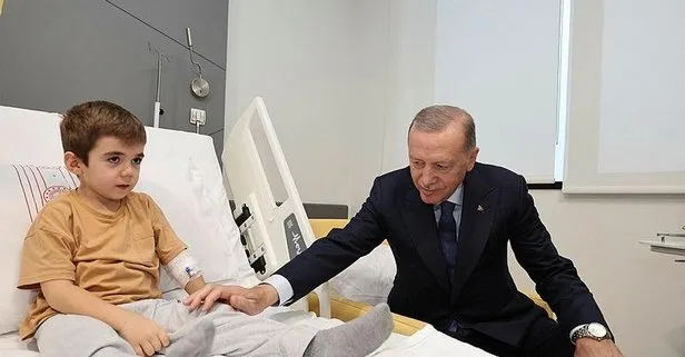 Başkan Recep Tayyip Erdoğan açılışını gerçekleştirdiği İzmir Şehir Hastanesi’nde tedavi gören çocukları ziyaret etti