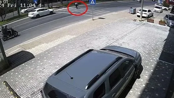 Antalya’da otomobilin çarptığı yaşlı adam metrelerce savruldu | O anlar kameraya böyle yansıdı...
