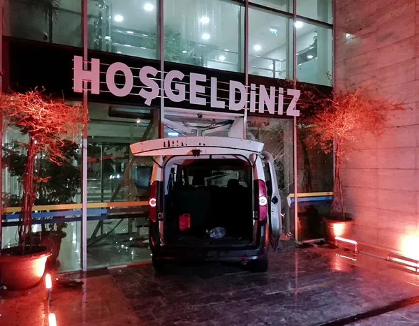 polis-ekiplerinin-ihtarina-uymadi-karamursel-belediyesinin-giris-kapisina-carpti-1613367849266.jpg Polis ekiplerinin ihtarına uymadı! Karamürsel Belediyesinin giriş kapısına çarptı-1