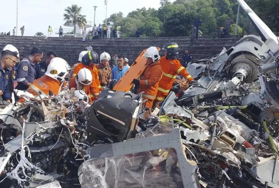 Helikopterler havada çarpıştı