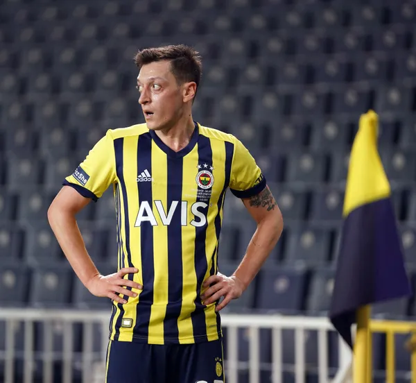 fenerbahceli-taraftarlarin-mesut-ozil-isyani-hedef-tahtasinda-erol-bulut-var-1612962402749.jpg Fenerbahçeli taraftarların Mesut Özil isyanı! Hedef tahtasında Erol Bulut var-4