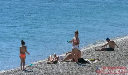 Sıcak hava koronavirüsü unutturdu! Antalya’da sahiller doldu