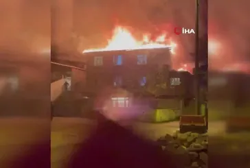 Ataşehir'de binanın çatısı alev alev yandı!