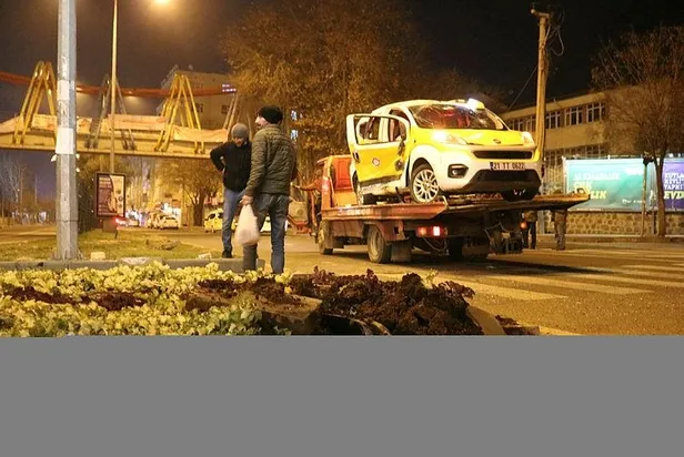 diyarbakirda-taksiciler-bos-yolda-kafa-kafaya-carpisti-2-yarali-1609539639256.jpeg Diyarbakır'da taksiciler boş yolda kafa kafaya çarpıştı: 2 yaralı-3