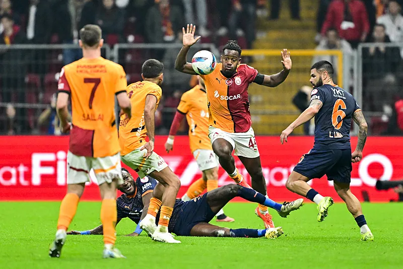 Galatasaray'da tek hedef 3 puan! Okan Buruk'tan Başakşehir karşısında farklı 11 kararı - 5