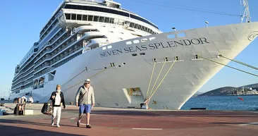 Dünyanın en büyük kruvaziyeri Marşal Adaları bandıralı Seven Seas Splendor Kuşadası’nda! Tam 224 metre