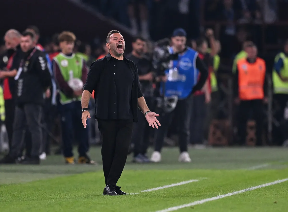 1789848105888.jpg Okan Buruk kırmızı kartla tribüne gönderildi