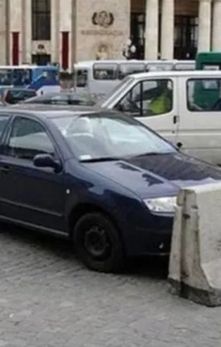 Siz siz olun arabanızı park etme konusunda dikkatli olun! Başına öyle bir şey geldi ki...