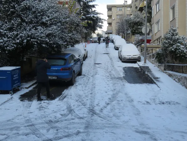 istanbulda-yollar-buz-tuttu-uskudarda-kayan-arac-bahcede-dik-durdu-1610962702657.jpg İstanbul'da yollar buz tuttu! Üsküdar'da kayan araç bahçede dik durdu-6