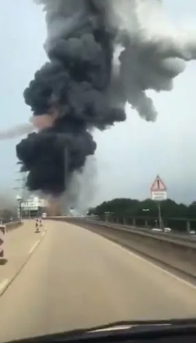 son-dakika-almanya-leverkusende-cop-toplama-tesisinde-patlama-yuksek-tehlike-uyarisi-yapildi-1627378225017.jpg SON DAKİKA: Almanya Leverkusen'de çöp toplama tesisinde patlama! Yüksek tehlike uyarısı yapıldı-2