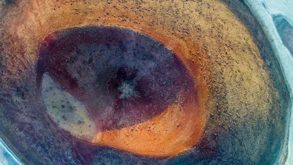 dunyanin-nazar-boncugu-olarak-bilinen-meke-golu-haritadan-silinme-noktasinda-1610084746554.jpg Dünyanın nazar boncuğu olarak bilinen Meke Gölü haritadan silinme noktasında-3