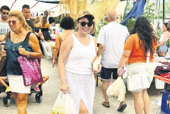 Ezgi Mola pazar alışverişinde