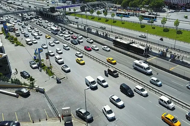 İstanbul'da sokağa çıkma kısıtlaması bitti trafik yüzde 6'dan yüzde 47'ye fırladı! (İstanbul yol durumu)