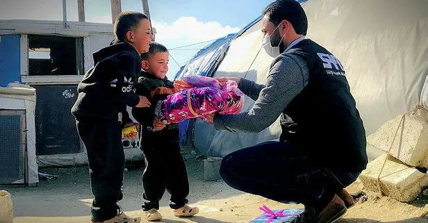 Suriye’deki çadır kentlerde yaşayan çocuklar üşümesin diye mont yardımı yapıldı