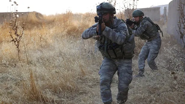 MSB son dakika duyurdu: Teröristlere ait olan mağarada onlarca mühimmat ele geçirildi-8