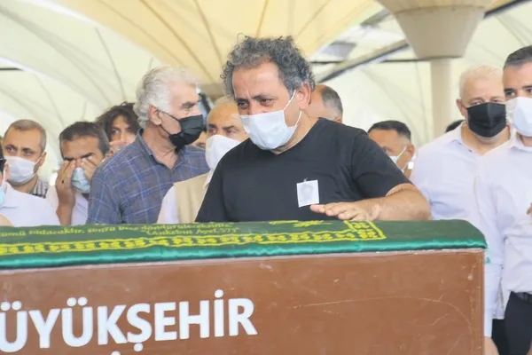 Onur Eker'in cesedi kurumuş bir dere yatağının kenarında bulundu: Ailesi cenazede güçlükle ayakta durabildi-2