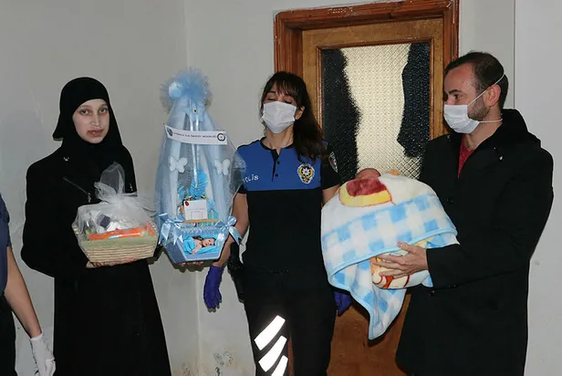 akilalmaz-olay-taksicinin-aractan-attigi-kadin-sokakta-dogum-yapti-1590674349854.jpg Pes dedirten olay! Taksicinin araçtan attığı kadın sokakta doğum yaptı-3