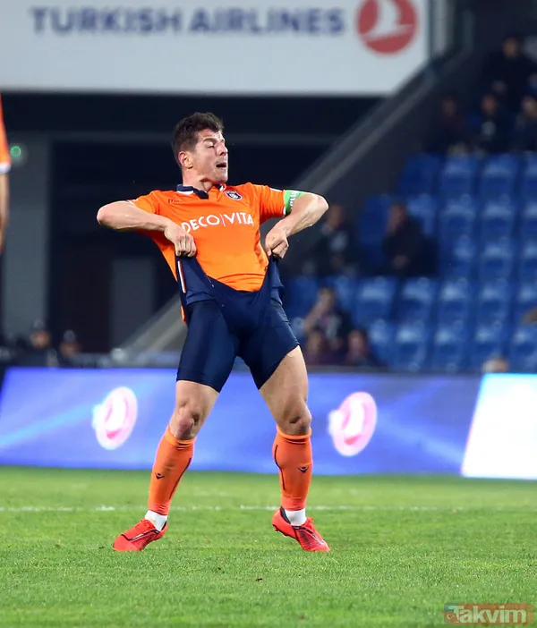 İstanbul Ekibinin Sahasında Mke Ankaragücü'nü 2-1 Yendiği Mücadelede Sakatlanan Ve Oyuna Devam Edemeyen Emre'nin Çekilen Mr'ı Sonucunda Sol Uyluk Arka...