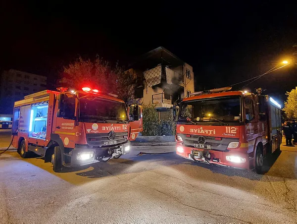 sigara-icerken-evi-yaktilar-ev-sahibi-fahrittin-evden-cikmalarini-istedigi-kiracilarin-yaktigini-iddia-etti-1637561989756.jpg Sigara içerken evi yaktılar! Ev sahibi Fahrittin, evden çıkmalarını istediği kiracıların yaktığını iddia etti-3